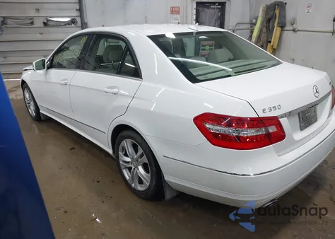 2010 Mercedes-Benz E 350 4Matic z USA, uszkodzony, nr VIN WDDHF8HBXAA100212